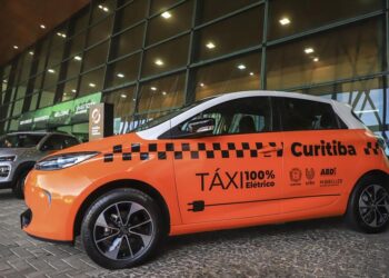 Urbs lança edital para taxistas interessados em testar táxis elétricos em Curitiba