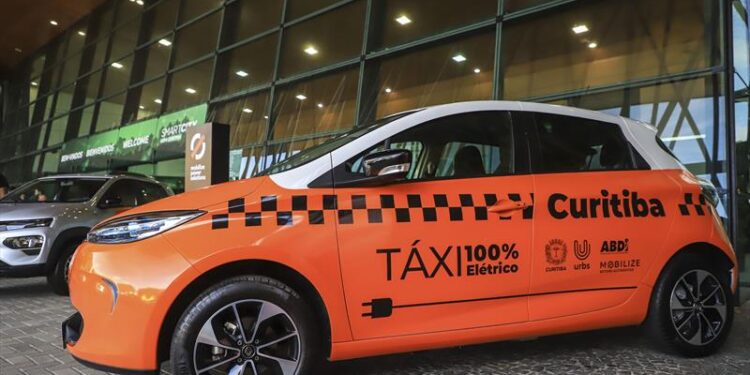 Urbs lança edital para taxistas interessados em testar táxis elétricos em Curitiba