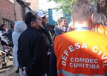 Prefeitura atende vítimas do incêndio na Vila Harmonia, na CIC