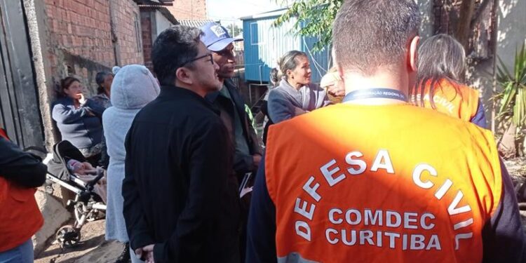 Prefeitura atende vítimas do incêndio na Vila Harmonia, na CIC