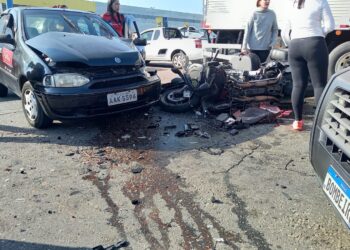 Motociclista fica gravemente ferido em colisão frontal no Campo Comprido