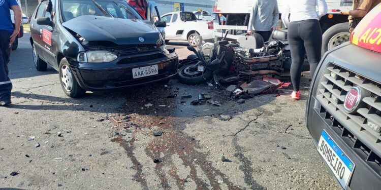 Motociclista fica gravemente ferido em colisão frontal no Campo Comprido