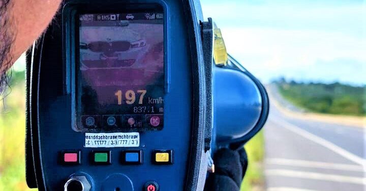 PRF flagra BMW a quase 200 km/h na BR 116