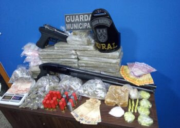 Guarda Municipal recebe denúncia de biqueira, detem casal e apreende drogas e armas