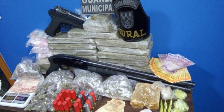 Guarda Municipal recebe denúncia de biqueira, detem casal e apreende drogas e armas