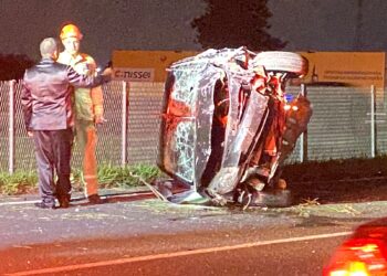 Motorista fica gravemente ferido ao ser ejetado e atropelado em capotamento na BR-277