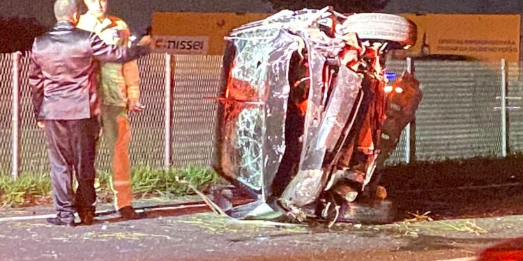 Motorista fica gravemente ferido ao ser ejetado e atropelado em capotamento na BR-277