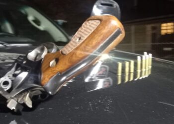 Homem se irrita com jovens em frente a sua residência, efetua vários disparos e fere dois