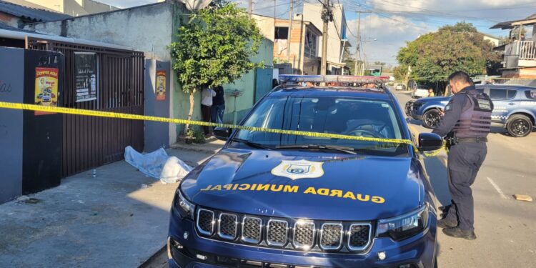 Mulher é chamada em salão de beleza e executada a tiros na RMC