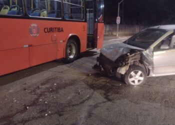 Motorista bêbado colide em biarticulado no Pinheirinho