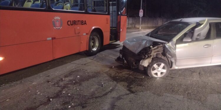 Motorista bêbado colide em biarticulado no Pinheirinho