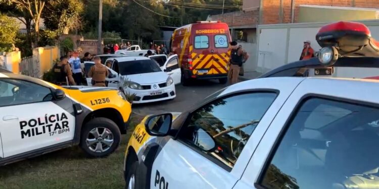 Criminosos invadem casa e deixam dois feridos e um morto