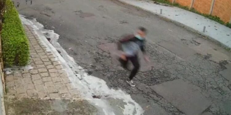Tarado assusta moradores no bairro Abranches em Curitiba, veja o vídeo
