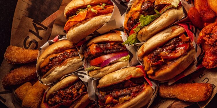 Nebraska Burgers comemora nove anos com 100 caipirinhas grátis neste sábado (20)