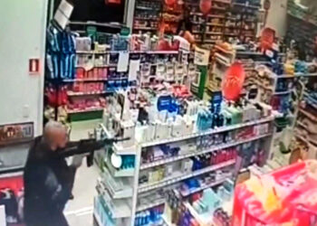 Trio é surpreendido pela Guarda Municipal durante assalto a farmácia, veja o vídeo