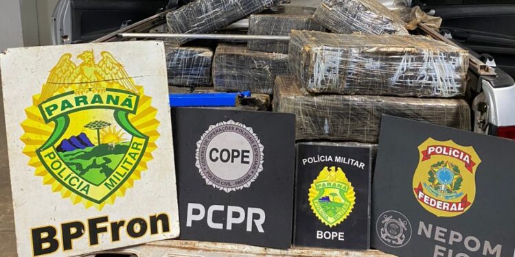 Forças de segurança apreendem drogas em carro abandonado no Paraná