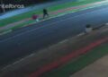 Câmera registrou momento que morador de rua envolvido em briga perde as forças e cai na rua; ele não resistiu aos ferimentos