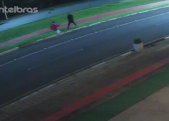 Câmera registrou momento que morador de rua envolvido em briga perde as forças e cai na rua; ele não resistiu aos ferimentos