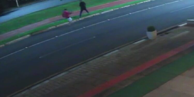 Câmera registrou momento que morador de rua envolvido em briga perde as forças e cai na rua; ele não resistiu aos ferimentos