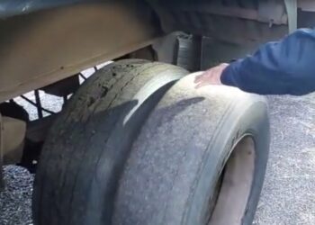 Carreta é flagrada com 20 pneus carecas na BR-277, veja o vídeo