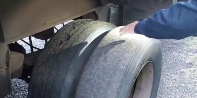Carreta é flagrada com 20 pneus carecas na BR-277, veja o vídeo