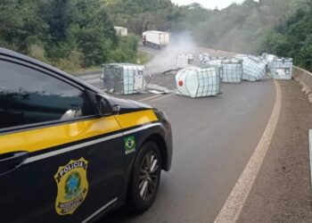 Tombamento de carreta com produtos químicos interdita BR-277 em Nova Laranjeiras e não há previsão de liberação