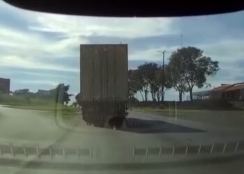 PRF apreende carreta carregada de cigarros contrabandeados após perseguição de 40 minutos no Paraná