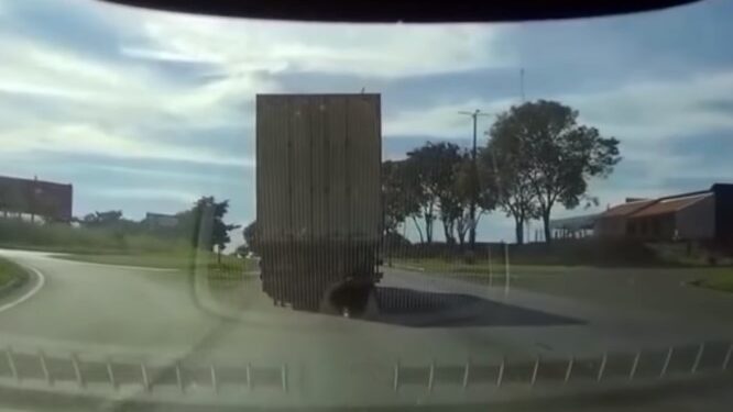 PRF apreende carreta carregada de cigarros contrabandeados após perseguição de 40 minutos no Paraná