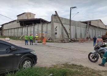 Telhado desaba em empresa e atinge vários funcionários