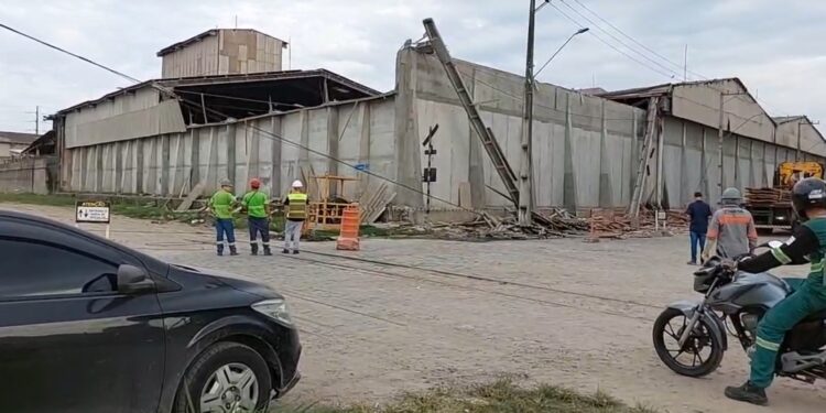 Telhado desaba em empresa e atinge vários funcionários
