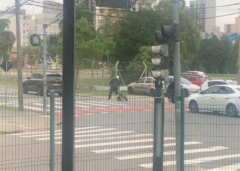 Criminoso leva a pior ao tentar assaltar mulher em rua de Curitiba, veja o video