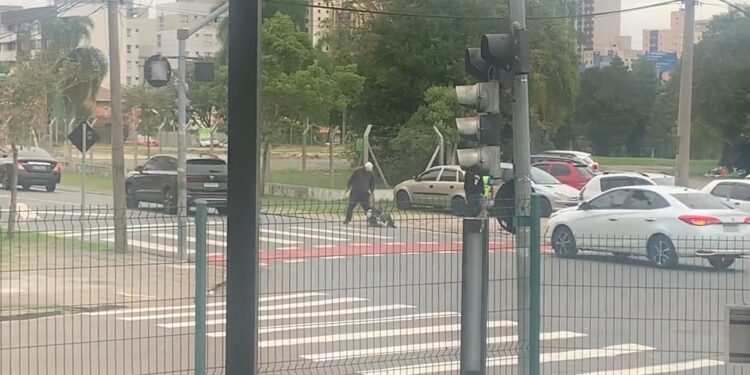 Criminoso leva a pior ao tentar assaltar mulher em rua de Curitiba, veja o video