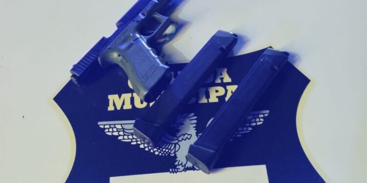 Criminoso armado e tornozelado se depara com blitz, tenta fugir e acaba preso pela Guarda Municipal em Curitiba