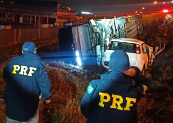 Carro na contramão da BR-116 colide em ônibus e dois morrem na RMC