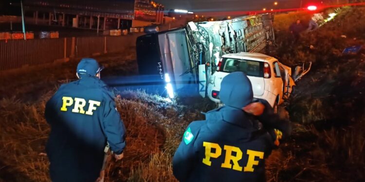 Carro na contramão da BR-116 colide em ônibus e dois morrem na RMC