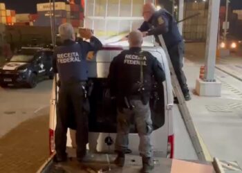 Receita Federal apreende 327 kg de cocaína em compartimento falso de van, veja o vídeo