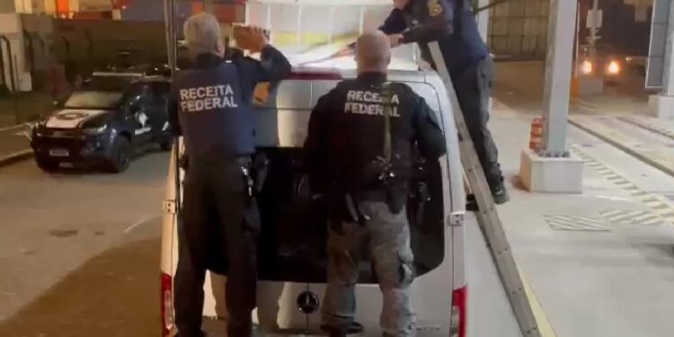 Receita Federal apreende 327 kg de cocaína em compartimento falso de van, veja o vídeo