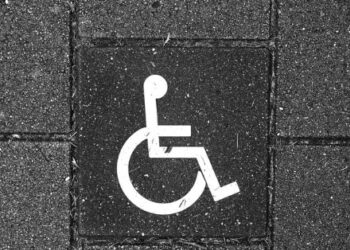 Juíza com CNH cassada estaciona em vaga de deficiente e chama cadeirante de “aleijado” no RS