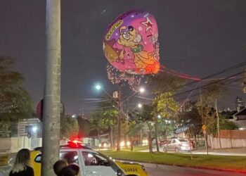 Balão pega fogo após cair em fiação elétrica em Curitiba; Veja o vídeo