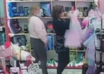 Câmeras registram ação de senhoras que teriam furtado comércio no Campo Comprido, veja o vídeo