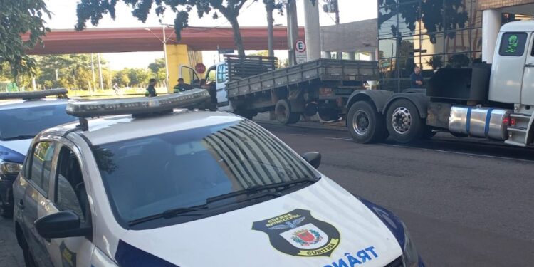 Guarda Municipal recebe denúncia de caminhão estacionado irregularmente, descobre veículo adulterado e prende foragido