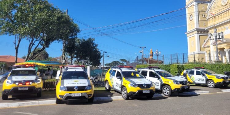 Policiais militares realizam megaoperação na região sul de Curitiba, encontram drogas e prendem dois foragidos