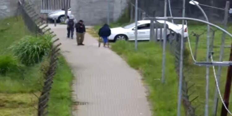 Policial militar aborda indivíduo de muleta na CEASA e descobre que era foragido