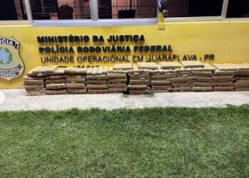 PRF prende casal com carro roubado carregado com maconha, no Paraná