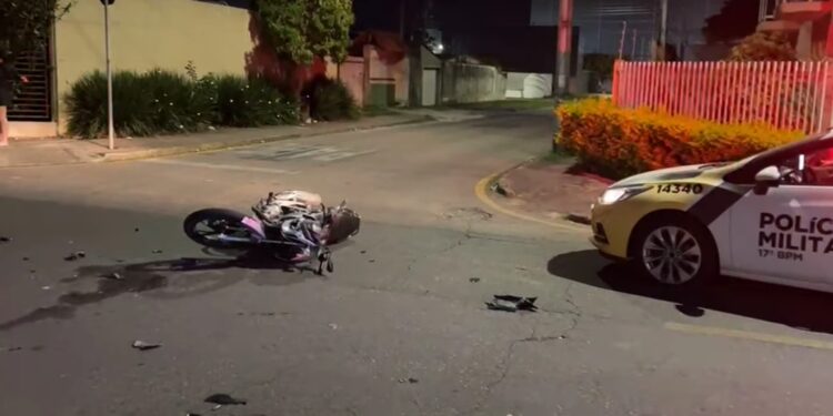 Jovem motociclista fica ferido em acidente na RMC