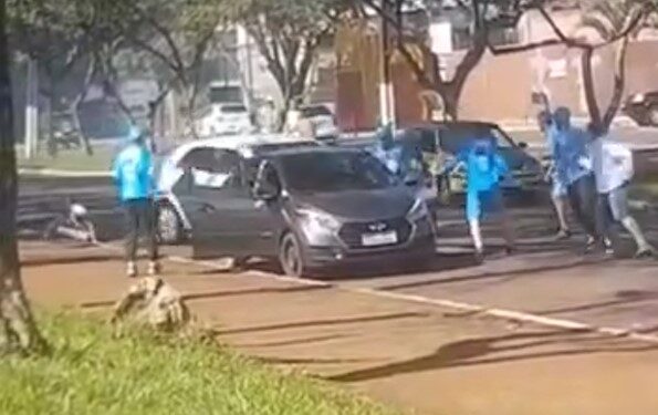Vídeo mostra momento em que torcedores são atropelados em confusão antes de jogo Londrina x Ponte Preta
