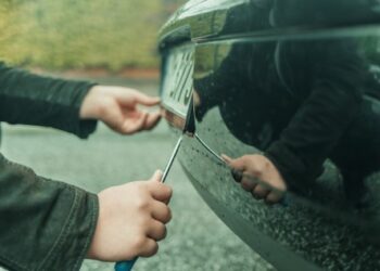 Andar com veículo sem placa é crime inafiançável?