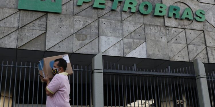 Petrobras reduz em R$ 0,44 valor do diesel e em R$ 0,40 o da gasolina