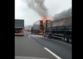 Carreta pega fogo na BR-116 em Campina Grande do Sul