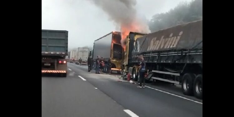 Carreta pega fogo na BR-116 em Campina Grande do Sul